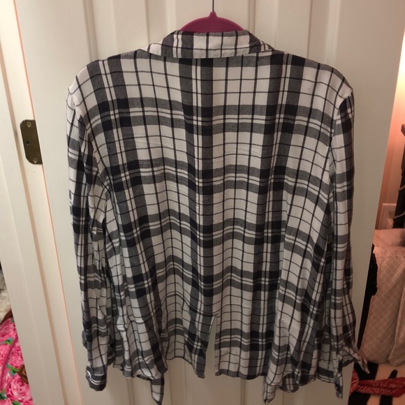 a black and white flannel - Picture 3 of 3